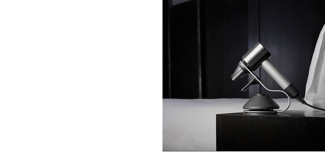 Sèche-cheveux Dyson Supersonic™ sur son présentoir