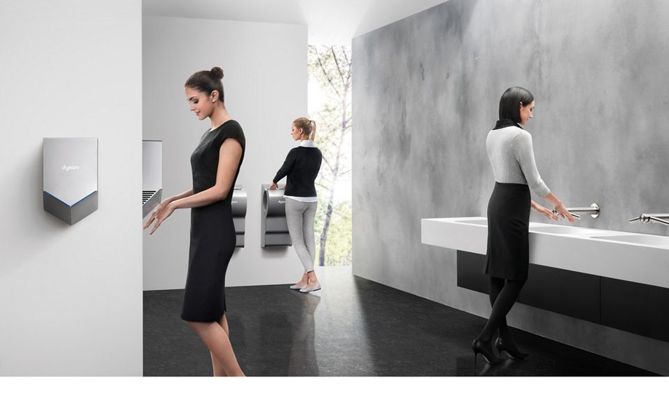 Kvinner som tørker hendene med Dyson Airblade håndtørkere