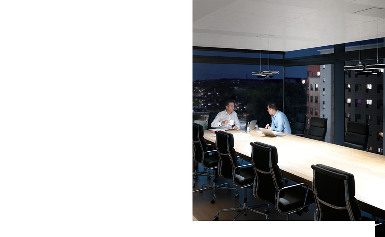 Homens a trabalhar num escritório com iluminação cu beam 