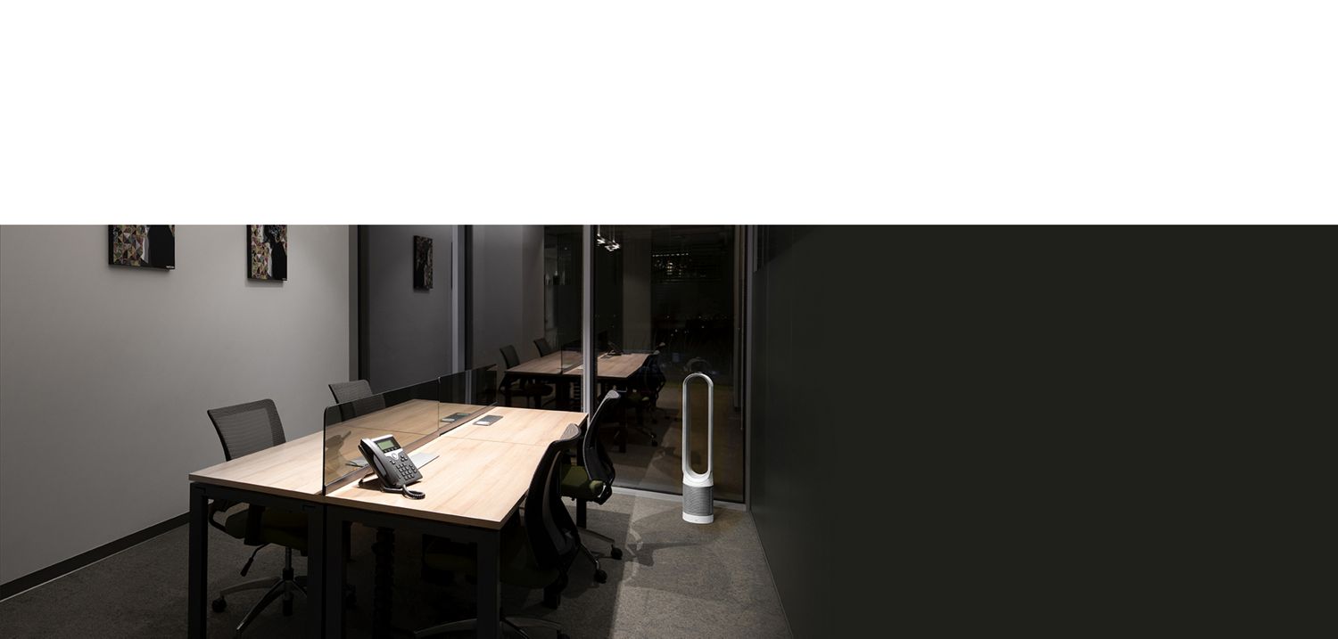 Torre de ventilação purificadora Dyson Pure Cool num escritório.