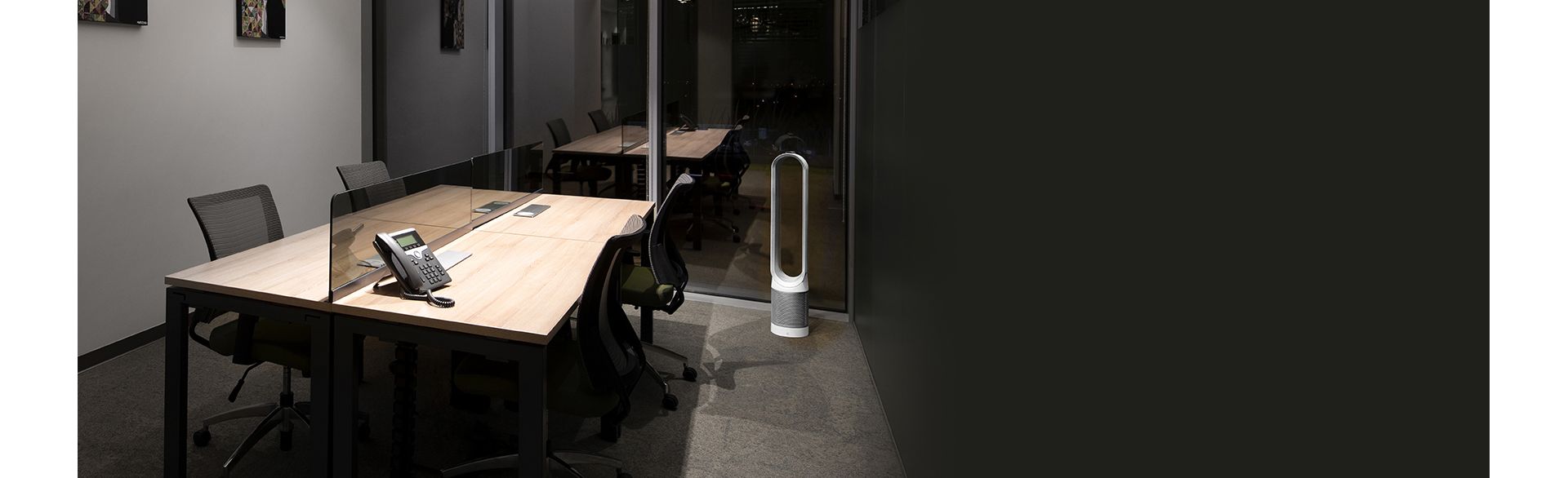Dyson Pure Cool Turmluftreiniger in einem Büro.
