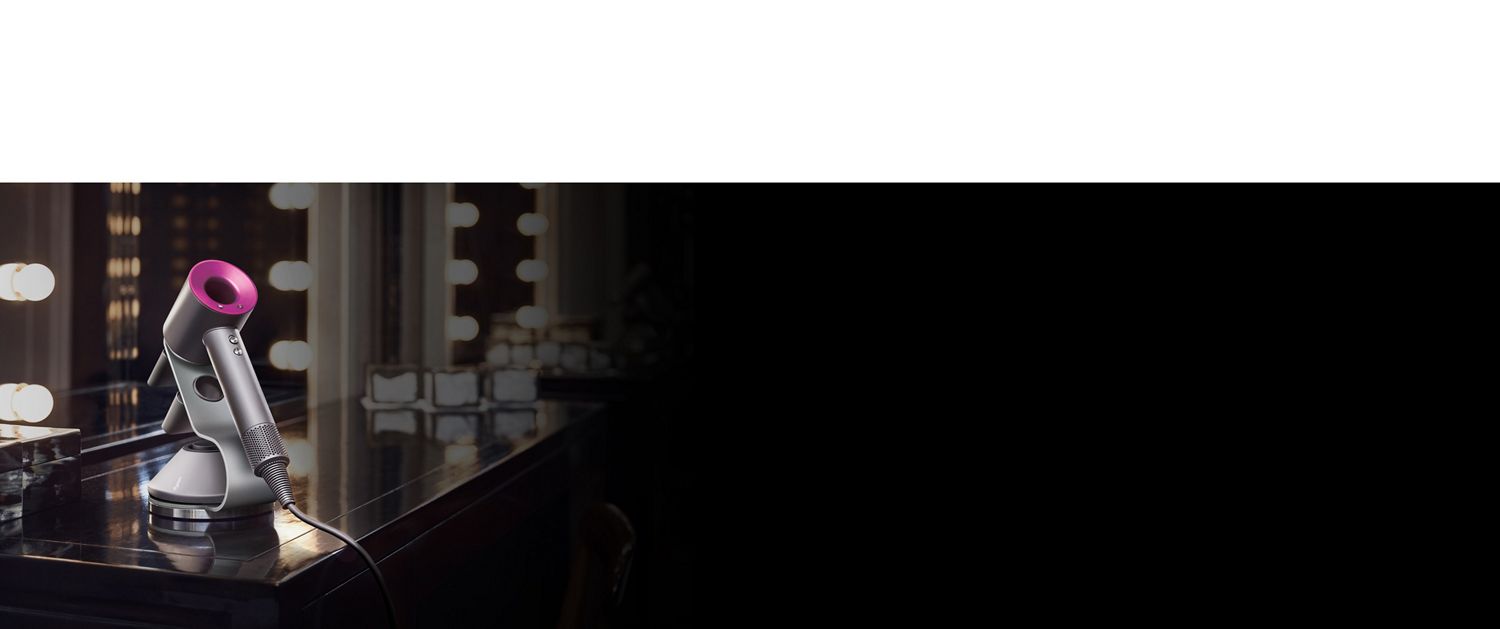 Secador de cabelo Dyson Supersonic no suporte num vestiário. 