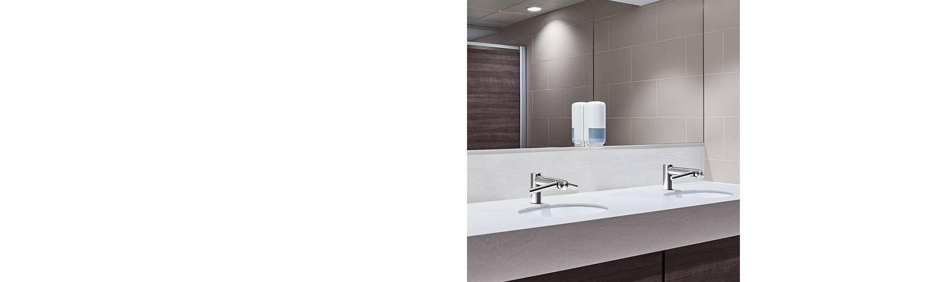 Zwei Dyson Airblade Wash+Dry Armaturen in einem Badezimmer