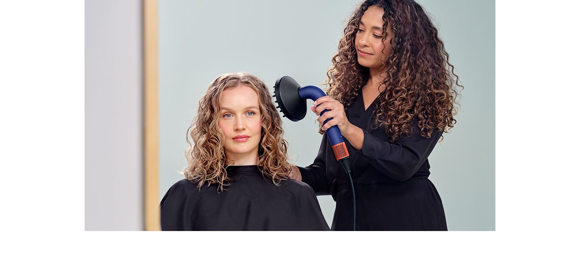 Bir modelin saçını Dyson Supersonic r saç kurutma makinesi ve Difüzör ile kurutan Dyson Global Stil Elçisi. 