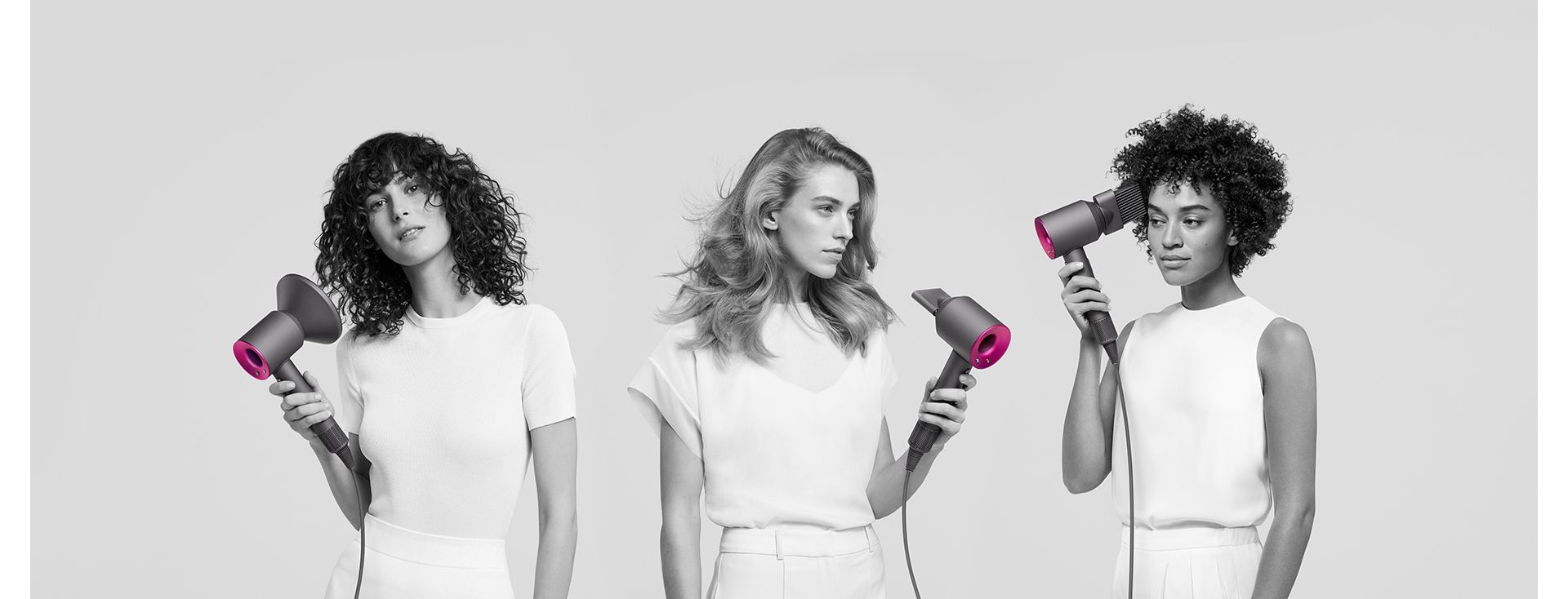 3 personnes utilisant le sèche-cheveux Dyson Supersonic avec différents accessoires. 