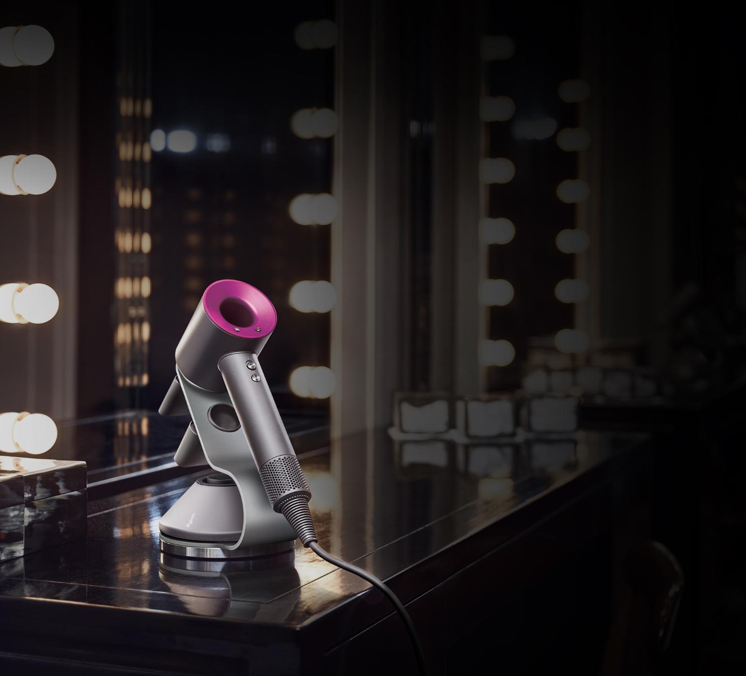 Dyson Supersonic auf einem Hoteltisch.