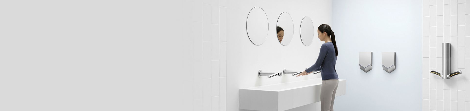Mani che si asciugano sotto l'asciugamani Dyson