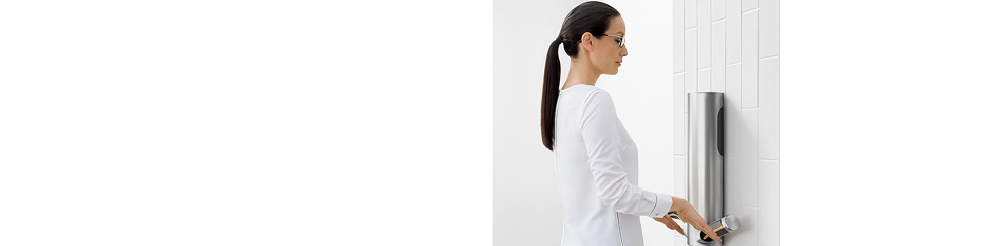 Woman using the Dyson Airblade 9kJ