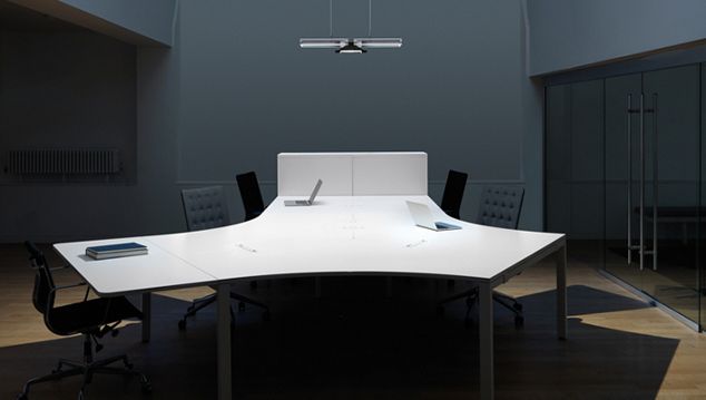 Cu-beam downlight over et skrivebord