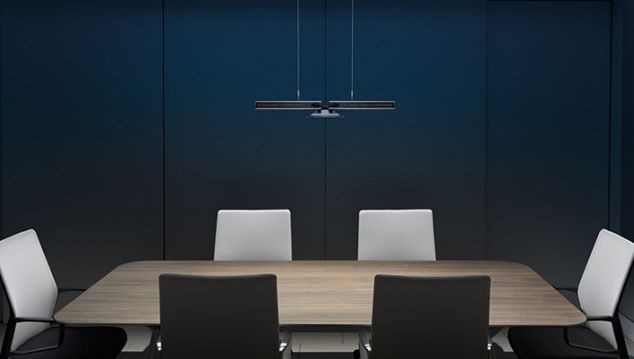 Dyson Cu-beam belysning over et skrivebord og stoler