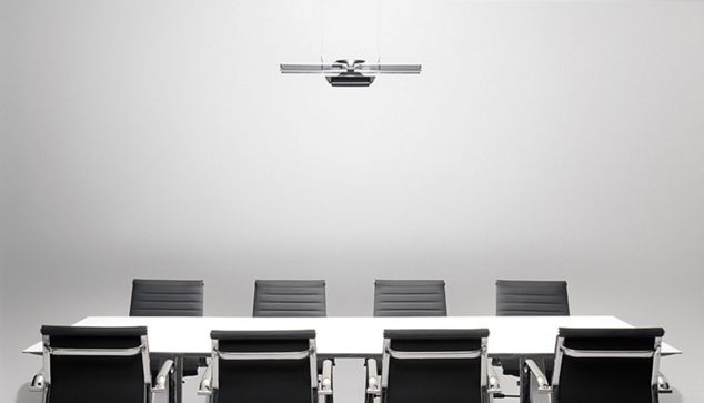 Dyson Cu-beam Duo-lampe over et skrivebord og stoler.
