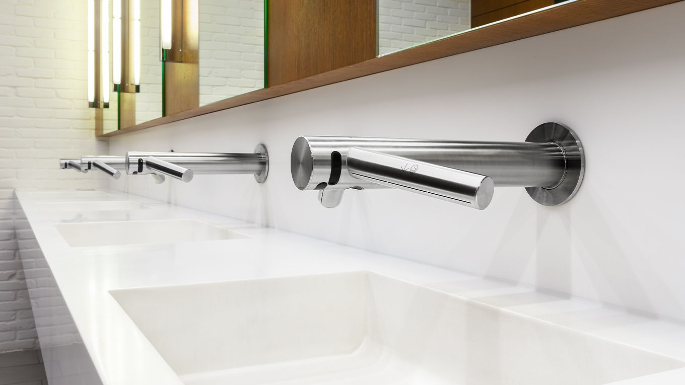 Frau verwendet den Dyson Airblade Wash+Dry