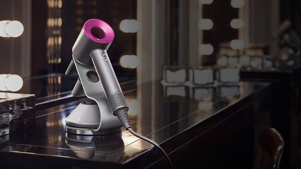 Suszarka do włosów Dyson Supersonic na biurku w pokoju hotelowym