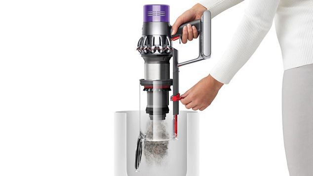 Vidage du Dyson Cyclone V10 dans une poubelle