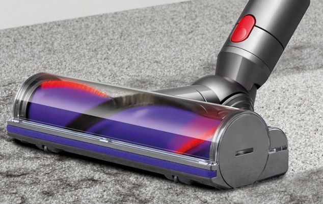 Le Dyson Cyclone V11 enlève la saleté d'un tapis
