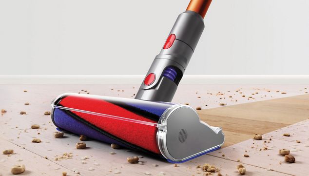 Le Dyson Cyclone V10 enlève la saleté sur un sol dur