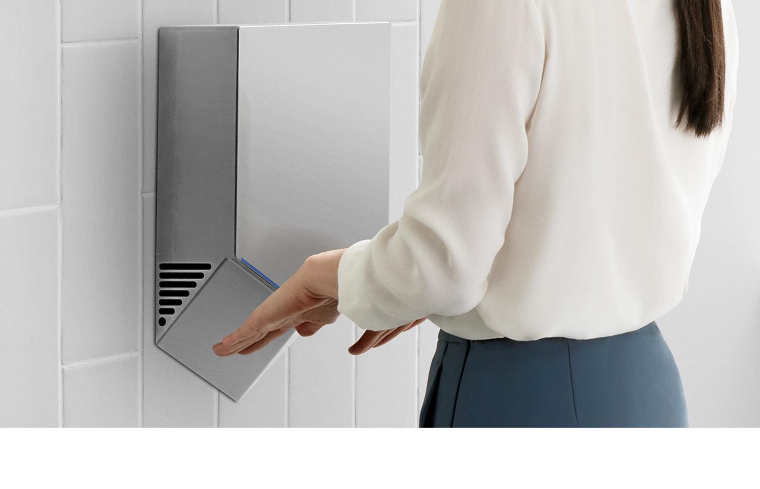 Dyson Airblade Vを使用する女性