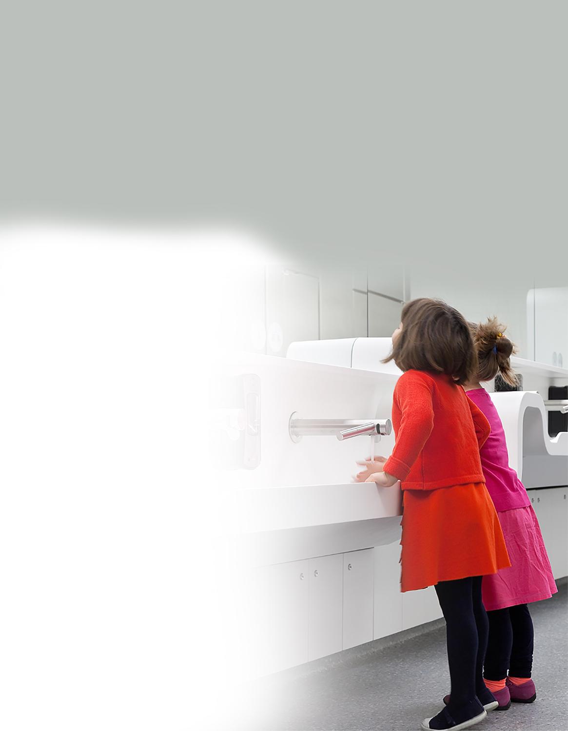 Enfants qui utilisent le Dyson Airblade Tap