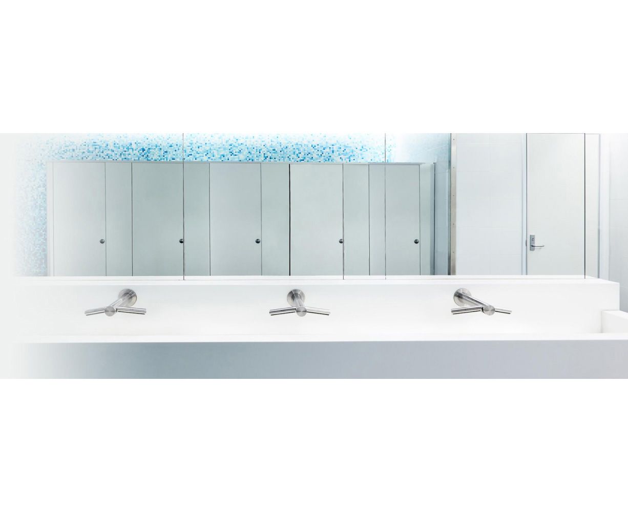  ダイソンのWash+Dryハンドドライヤーが設置された洗面台が並ぶ