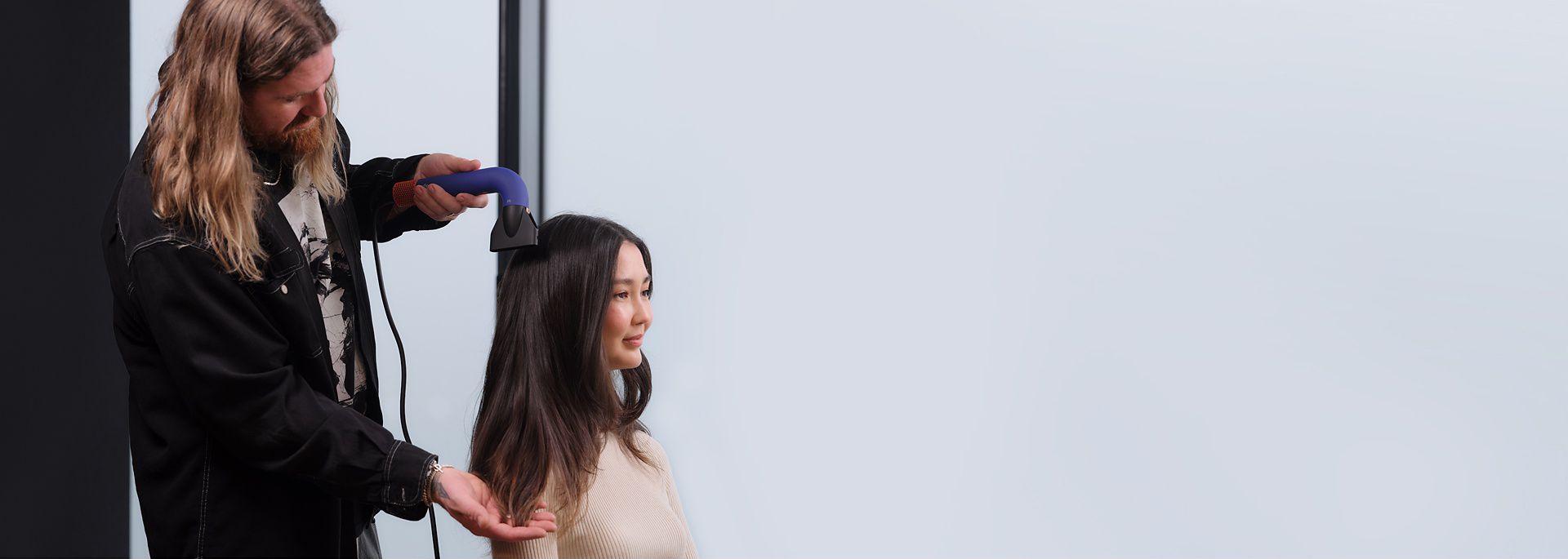 Matthew Collins stylt das Haar eines Models mit dem Dyson Supersonic r Professional Haartrockner und der professionellen Styling Düse.