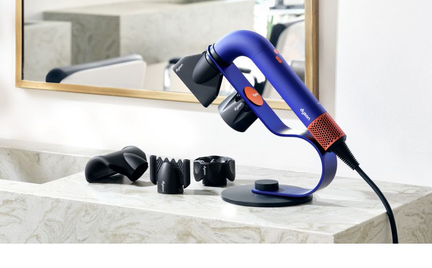 Secador de pelo Dyson Supersonic en una habitación de hotel