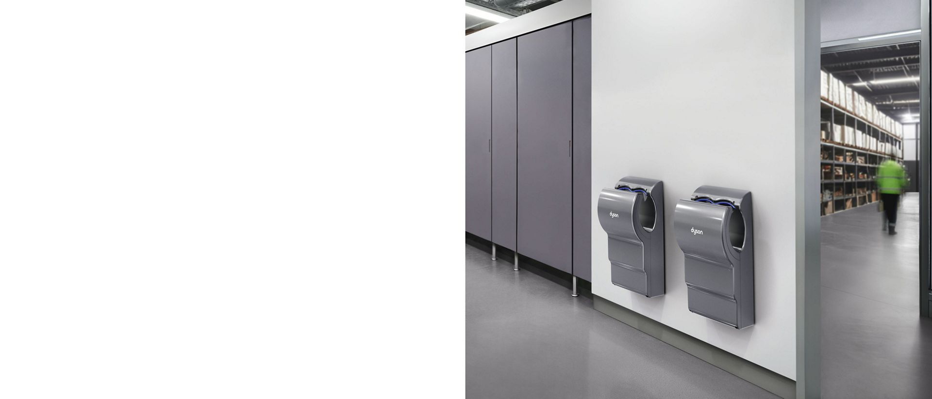 Dyson Airblade dB 乾手機位於幾個廁格旁。