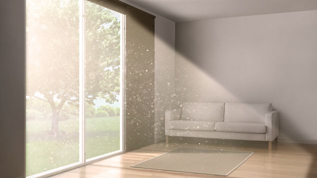 Raum mit Couch und Fenster und angedeuteten Pollen und Allergenen