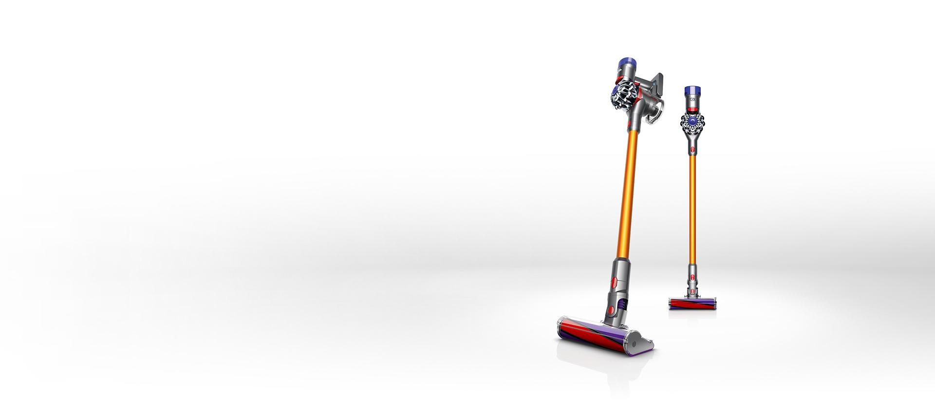 Người phụ nữ đang hút bụi trên thảm bằng máy hút bụi không dây Dyson V8