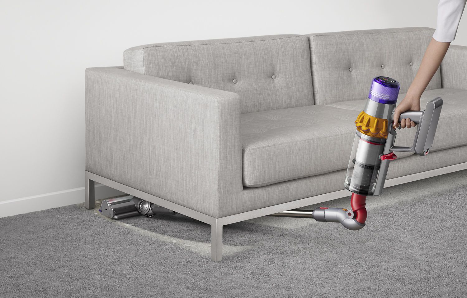 Aspirer sous le canapé avec l'accessoire d'aspirateur pour meubles bas Dyson
