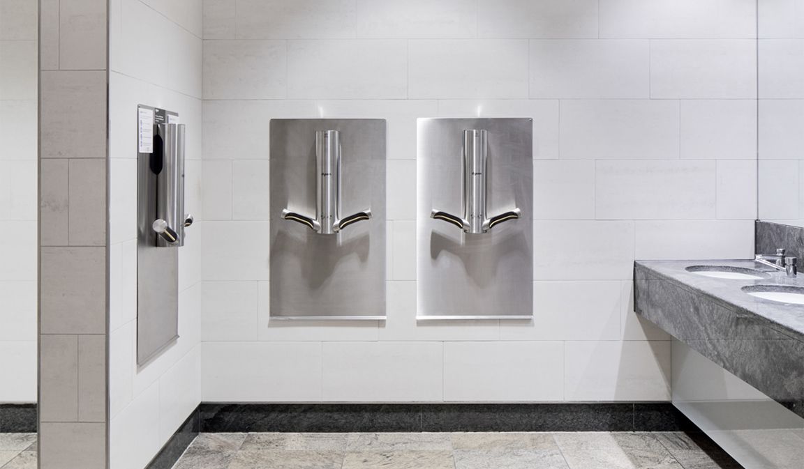 Des seches main dyson 9kj dans les toilettes d'une entreprise