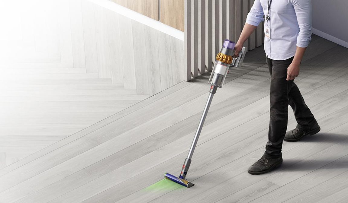 Un homme utilisant le V15 sur le sol d'une entreprise