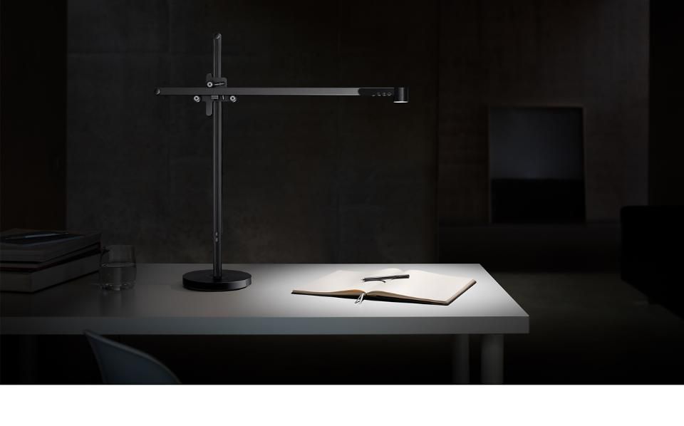 Une lampe Lightcycle sur un bureau
