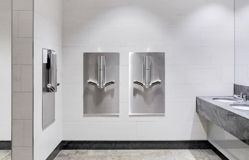 Des seches main dyson 9kj dans les toilettes d'une entreprise