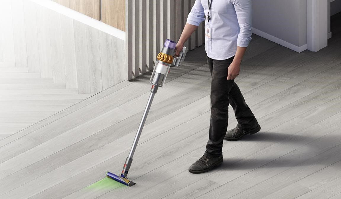 Un homme utilisant le V15 sur le sol d'une entreprise