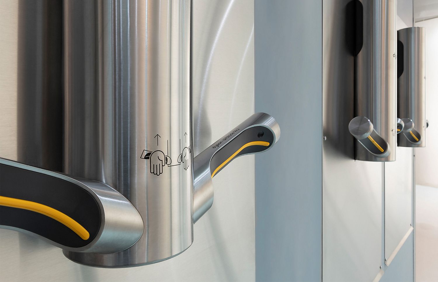 2 sèche-mains Dyson Airblade dB dans la salle de bain d'un hôtel