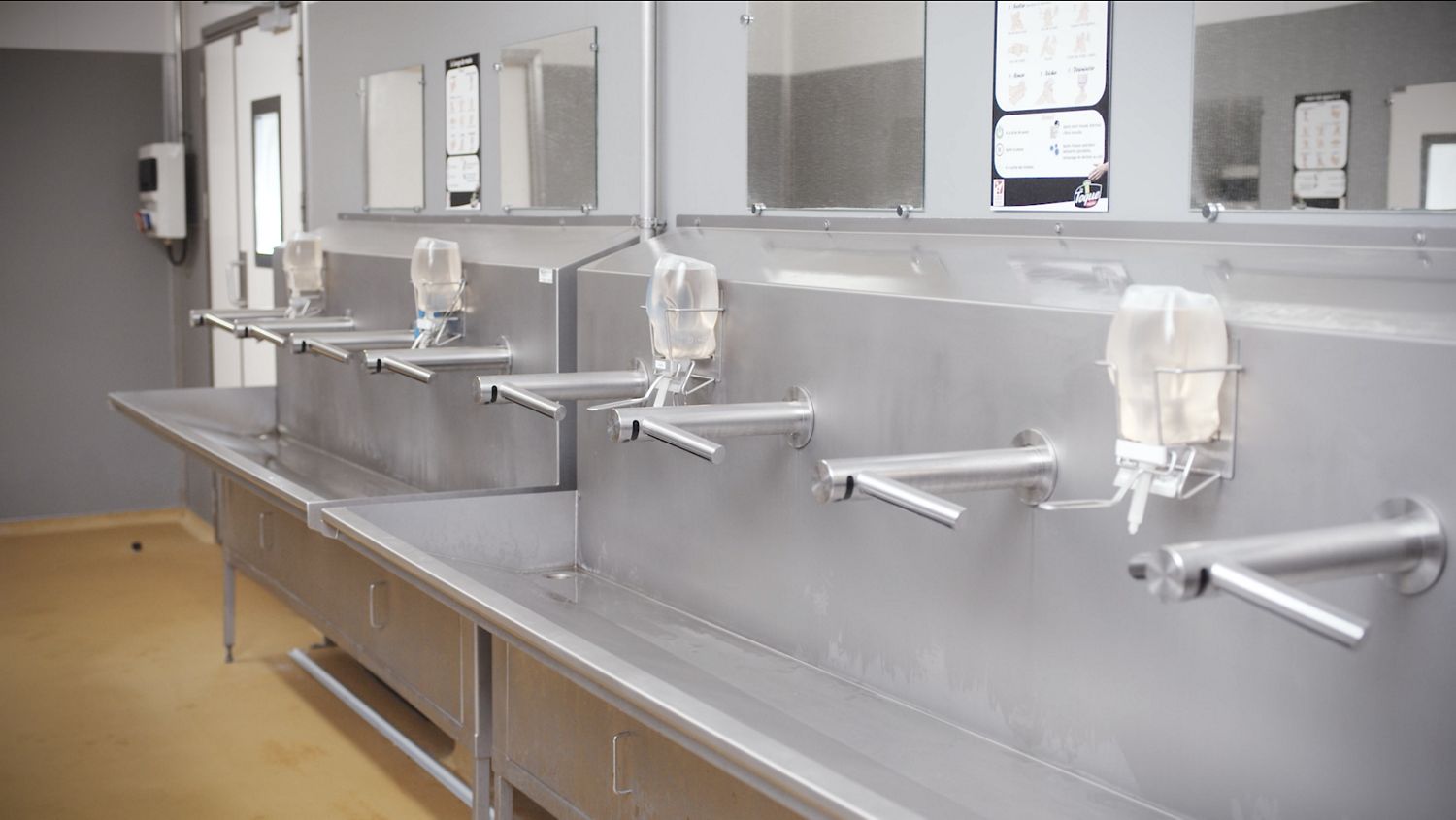 Seche main dyson dans les toilettes d'une usine