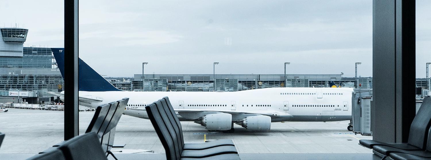 image d'un aeroport avec un avion