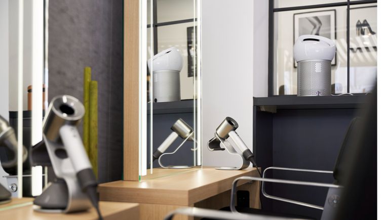 Sèche-cheveux Dyson Supersonic sur un bureau dans une chambre d'hôtel