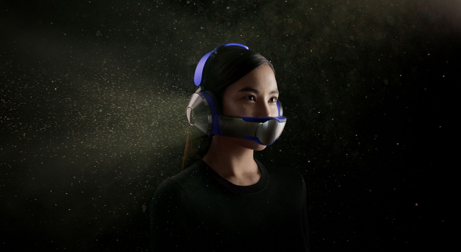 femme portant le casque audio purificateur Dyson Zone