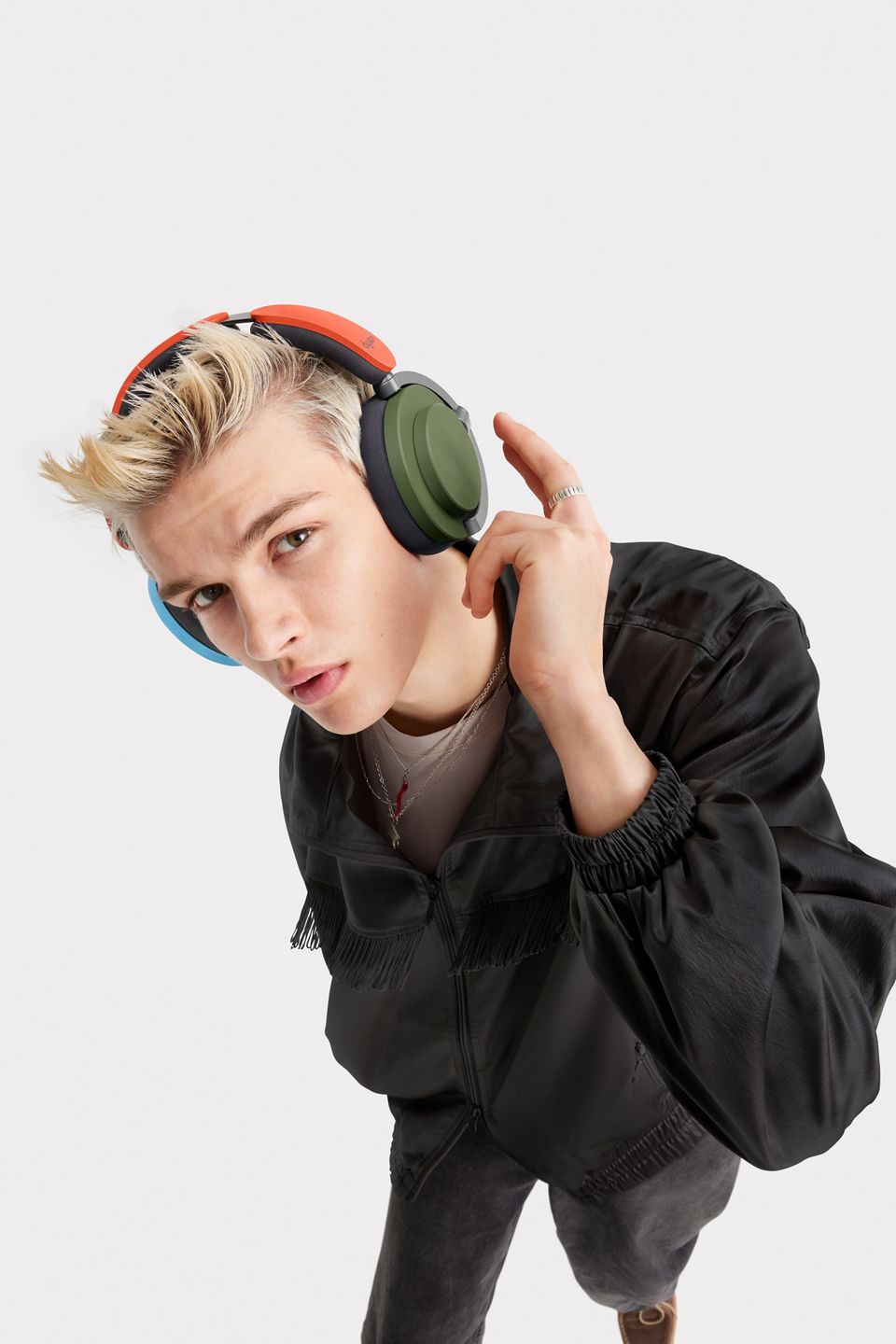 Homme sur un fond blanc avec le nouveau casque audio Dyson Ontrac