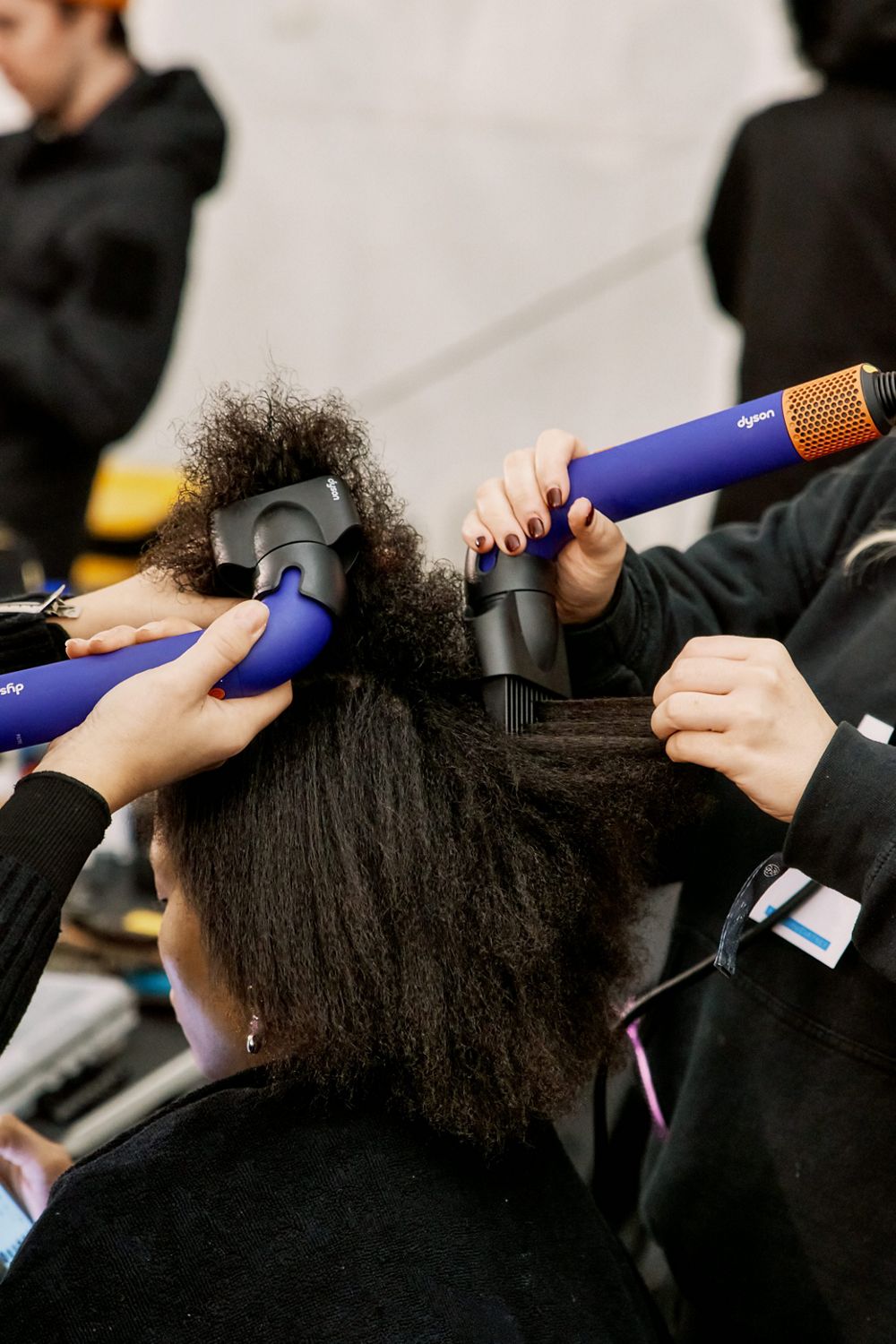 Mannequin qui se fait coiffer pendant la Fashion Week