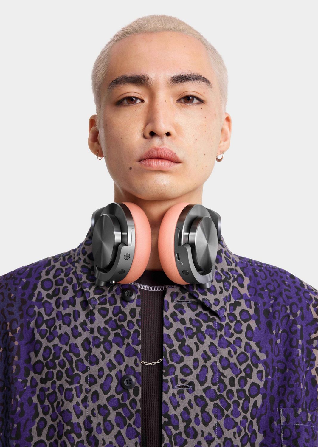 Un mannequin portant le casque audio Dyson OnTrac autour du cou.