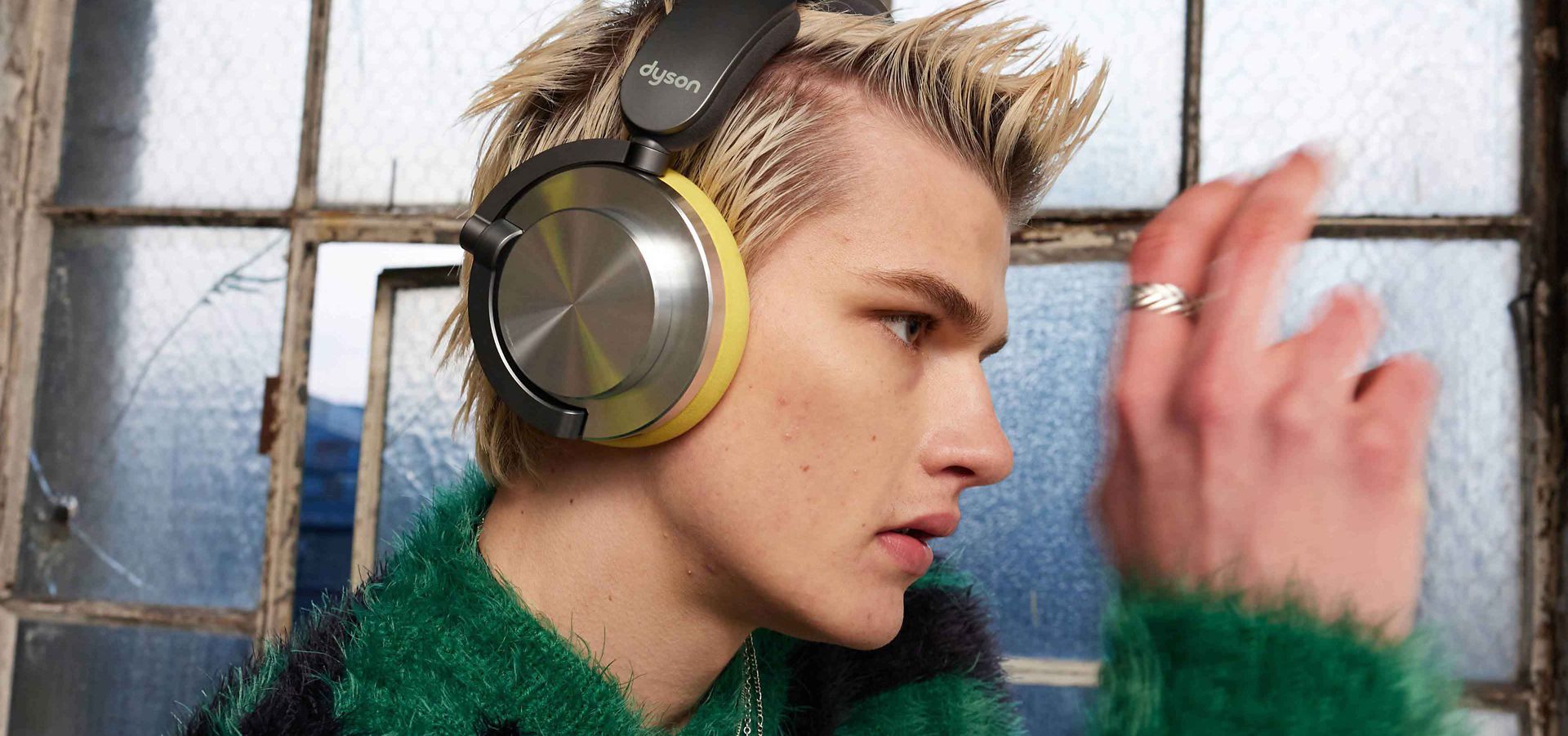 Un mannequin portant le casque audio Dyson OnTrac.
