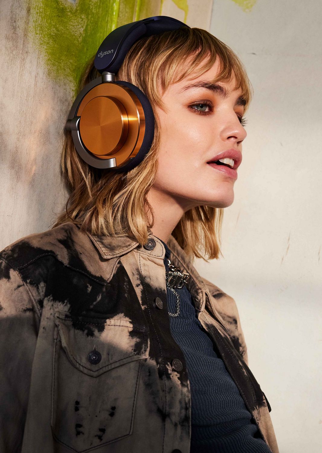 Un mannequin portant le casque audio Dyson OnTrac.