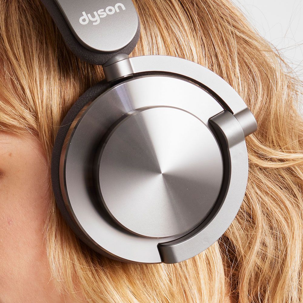 Gros plan sur un mannequin portant le casque audio Dyson OnTrac.