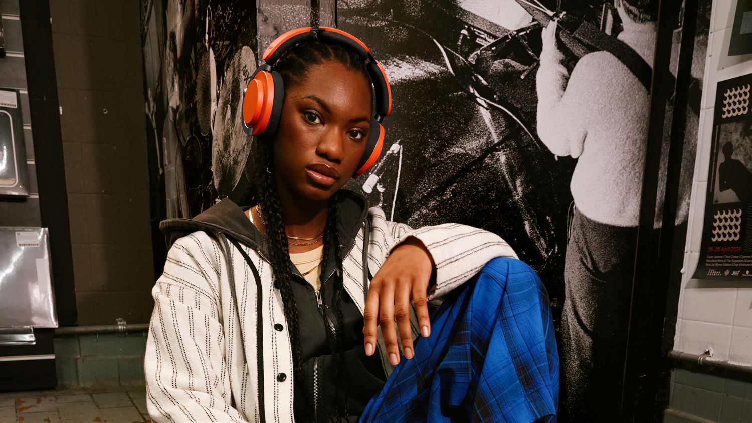 Personne portant le casque audio Dyson OnTrac.