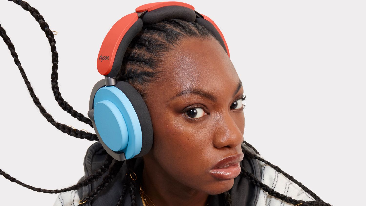 Personne portant le casque audio Dyson OnTrac.