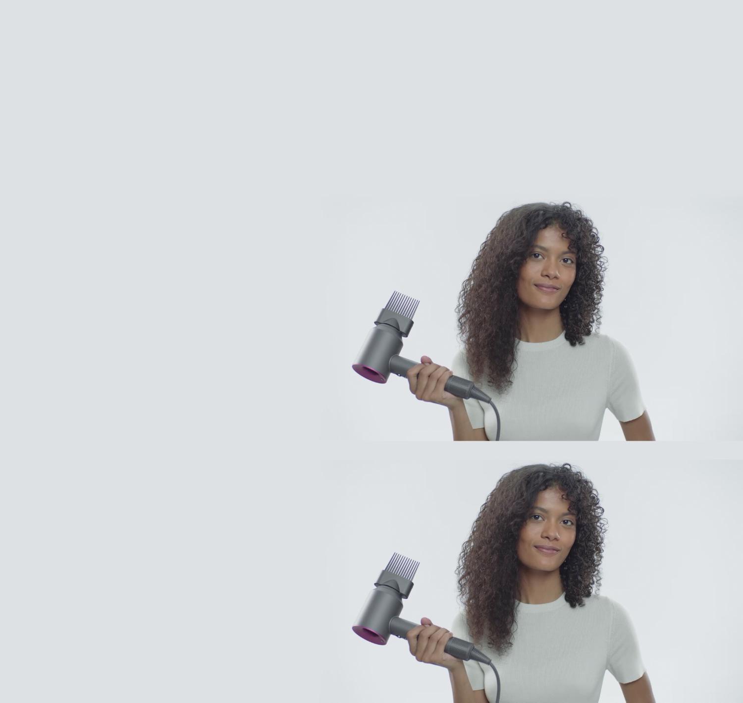 Modella che utilizza l'asciugacapelli Dyson Supersonic™ con il pettine districante