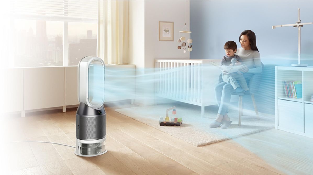 L’ensemble purificateur-humidificateur-ventilateur Dyson Pure Humidify+Cool projetant de l’air purifié et humidifié dans la chambre d’un jeune enfant