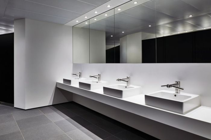 Dyson Airblade Wash&Dry in einem sauberen, öffentlichen Waschraum. 